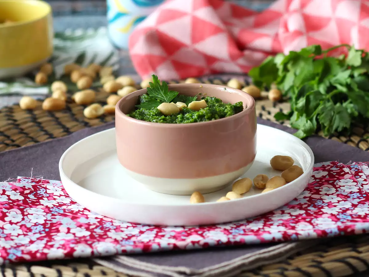 Песто с магданоз и фъстъци – експлозия от вкусове - снимка 3