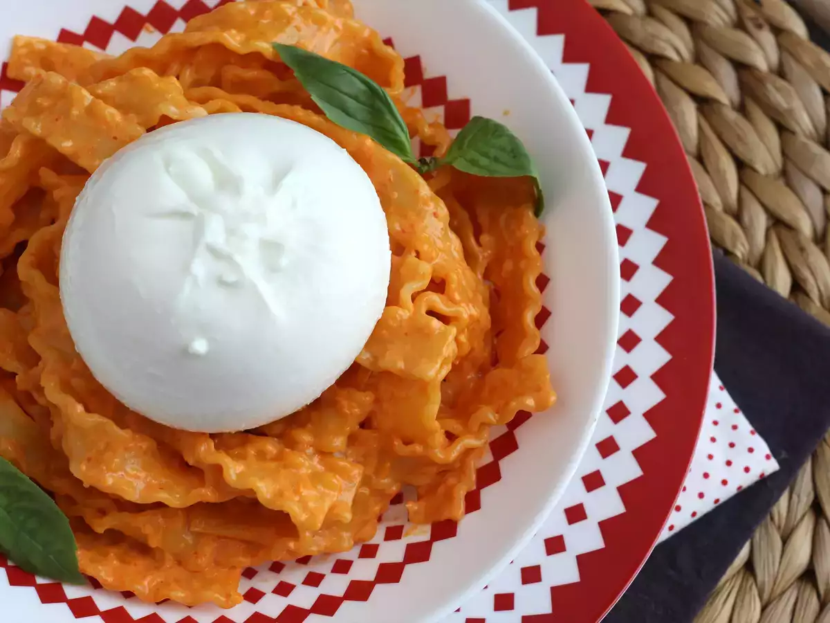 Песто в калабрийски стил с кремообразно сирене бурата