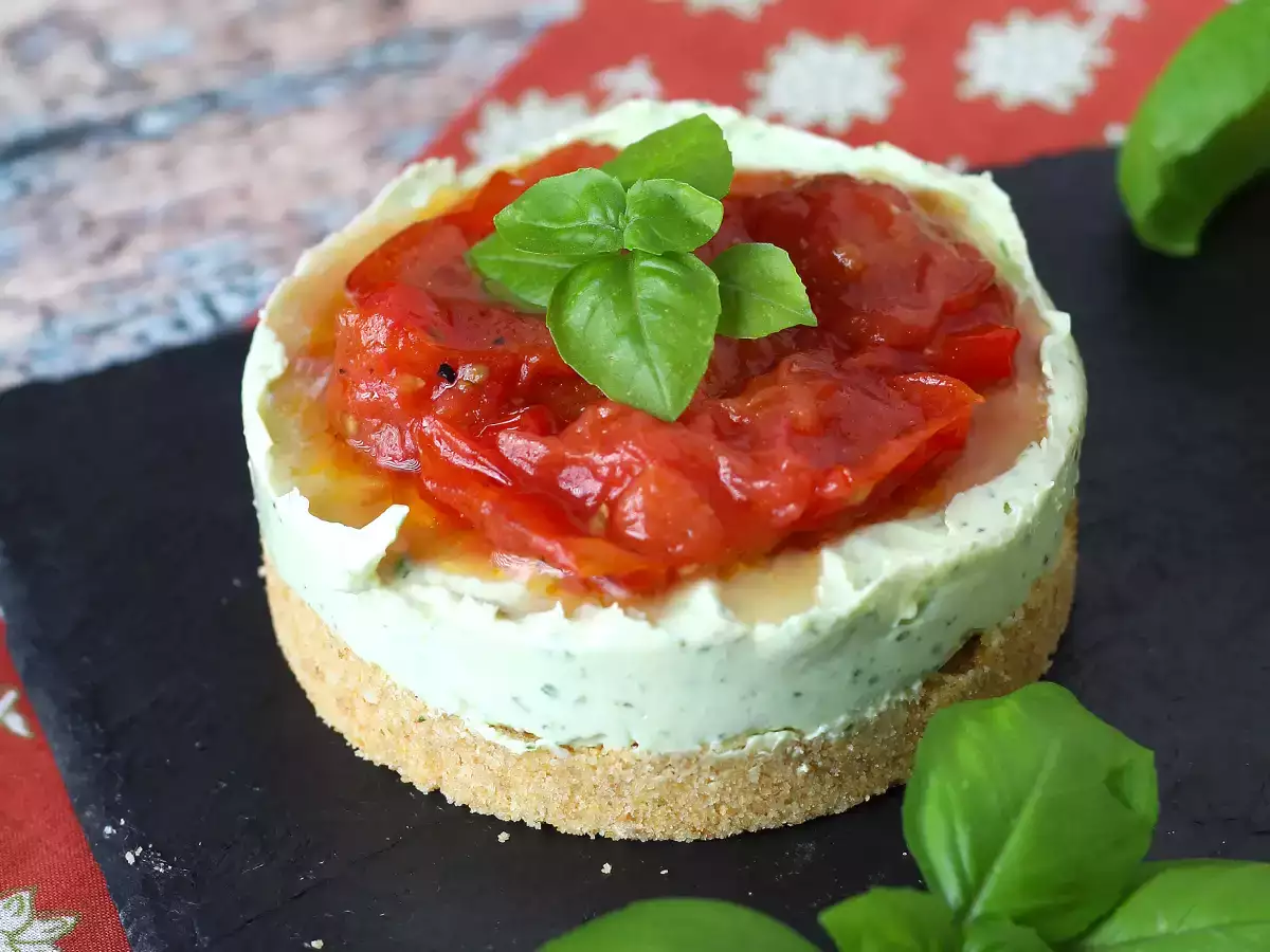 Пикантен чийзкейк с босилек и чери домати в една порция: вкусна идея за бюфети и аперитиви - снимка 2