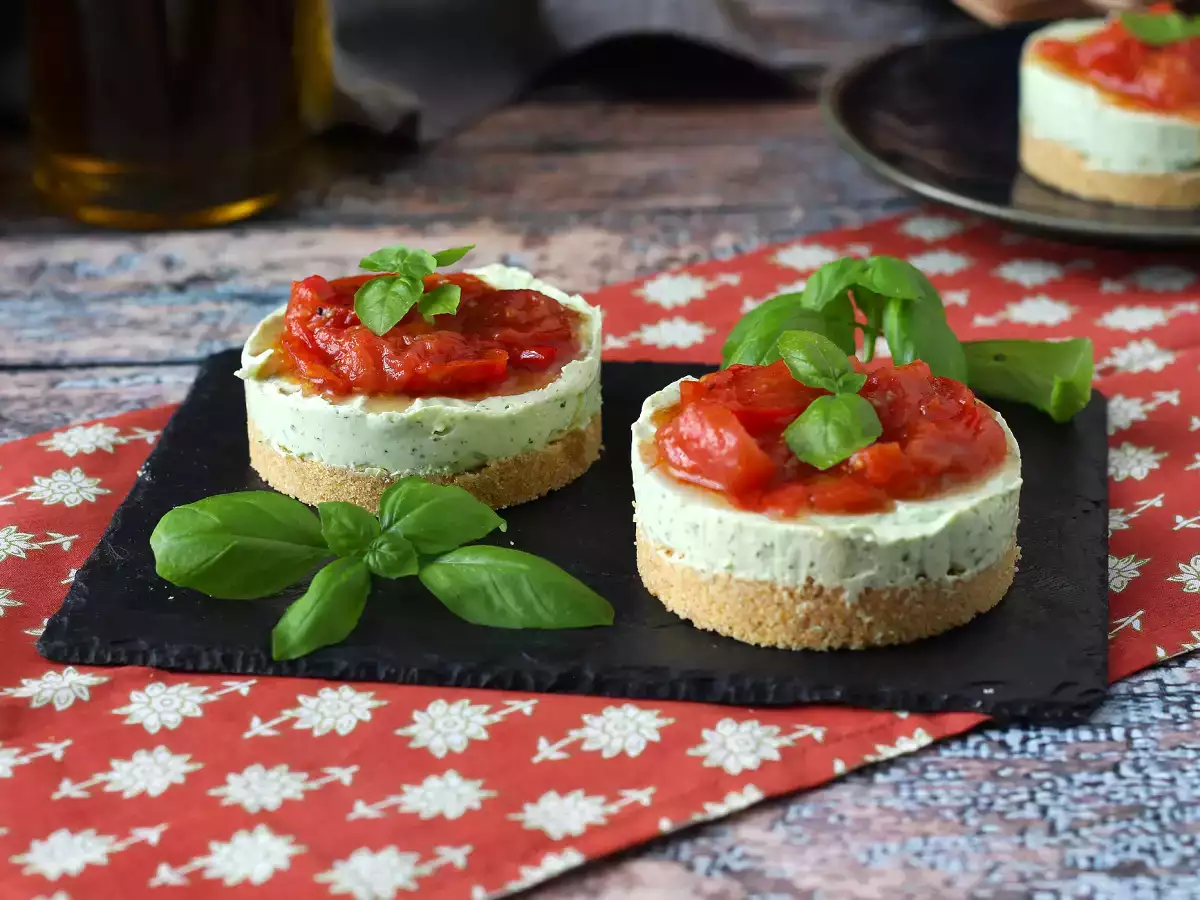 Пикантен чийзкейк с босилек и чери домати в една порция: вкусна идея за бюфети и аперитиви - снимка 3