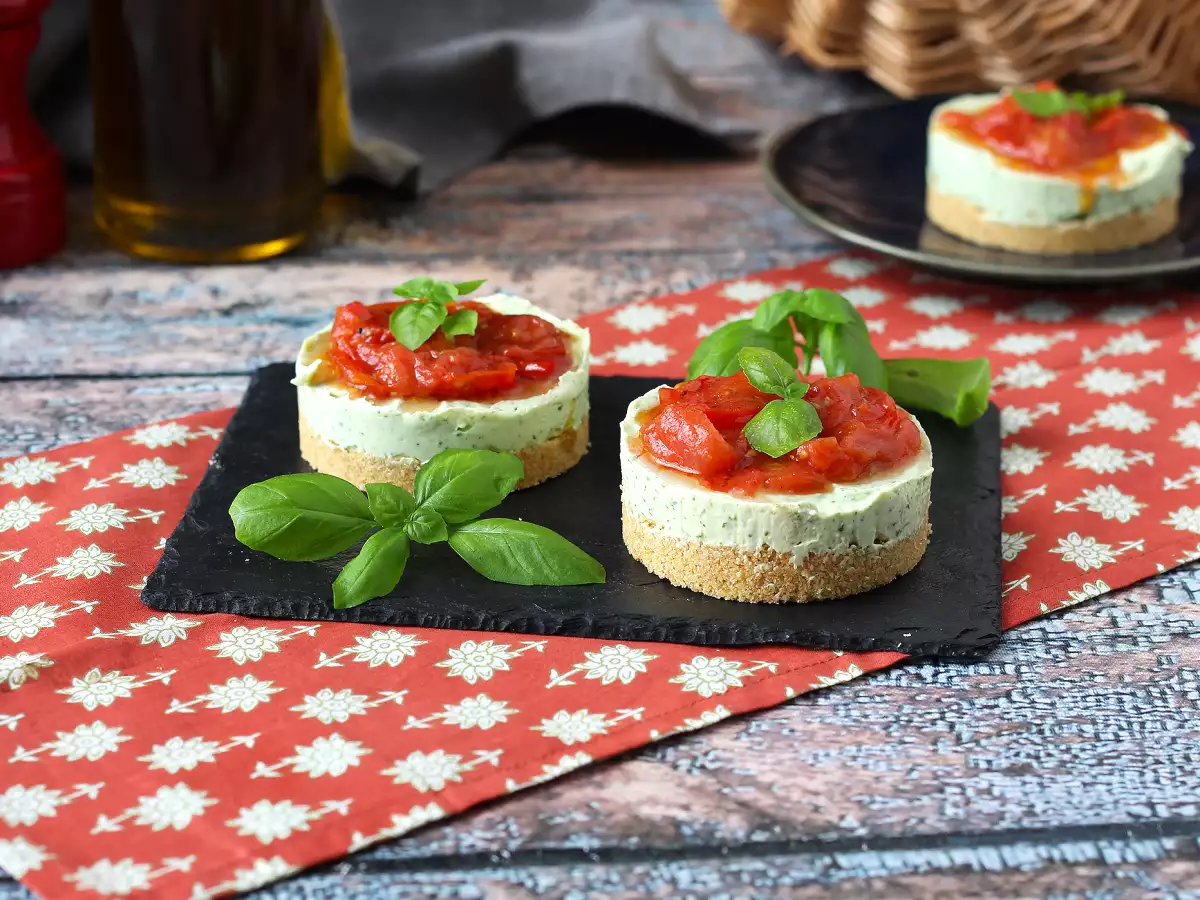 Пикантен чийзкейк с босилек и чери домати в една порция: вкусна идея за бюфети и аперитиви - снимка 4
