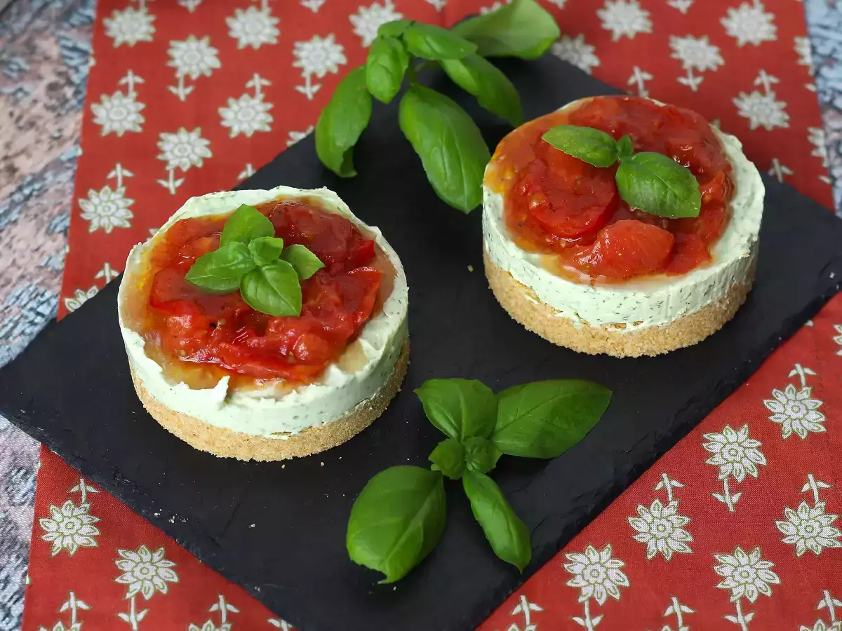 Пикантен чийзкейк с босилек и чери домати в една порция: вкусна идея за бюфети и аперитиви - снимка 5