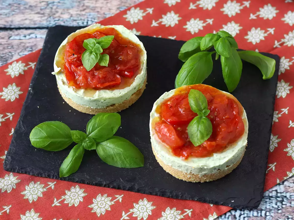 Пикантен чийзкейк с босилек и чери домати в една порция: вкусна идея за бюфети и аперитиви - снимка 6