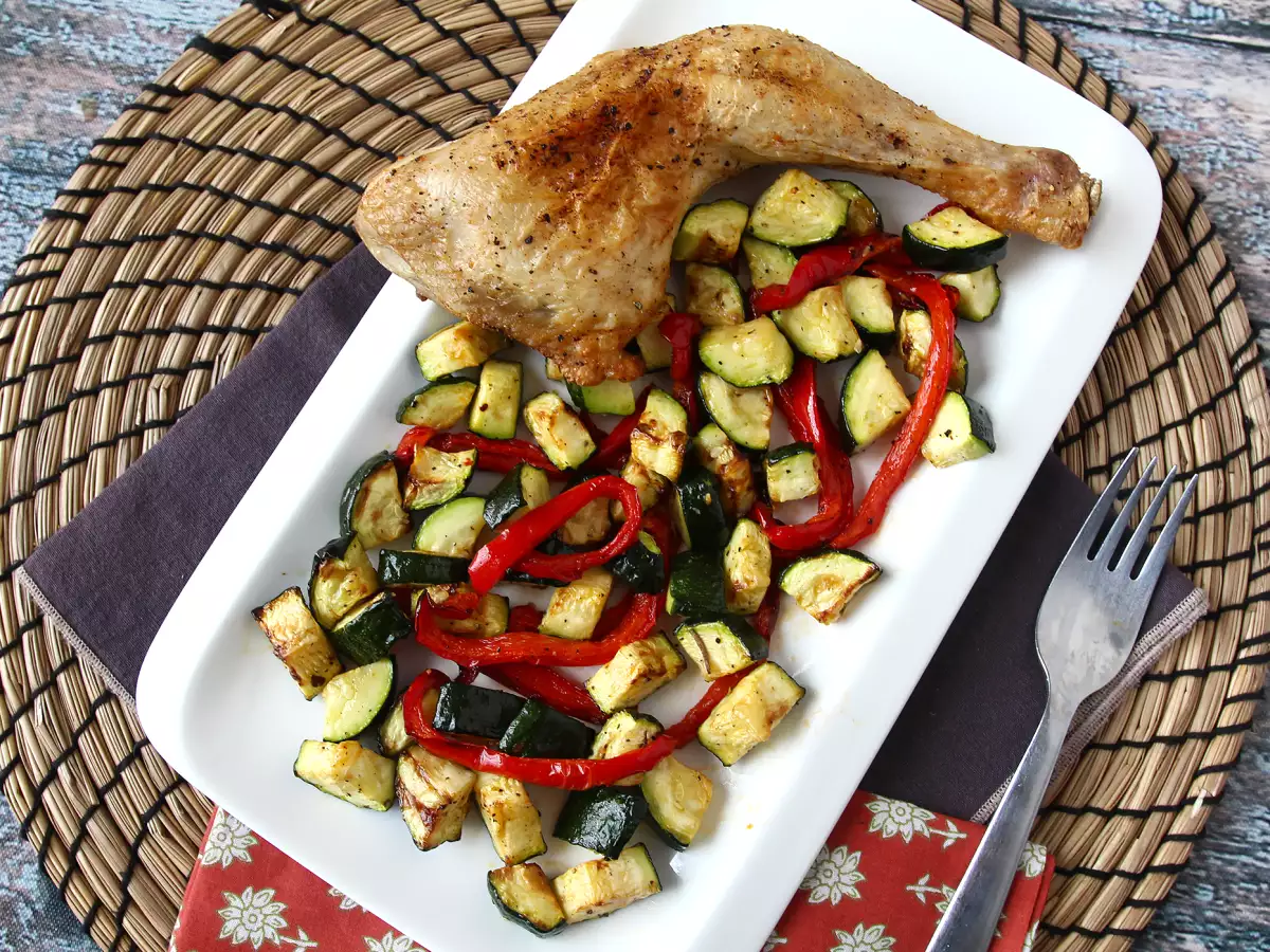 Пиле с чушки и тиквички в еър фрайър: готово за 20 минути! - снимка 4