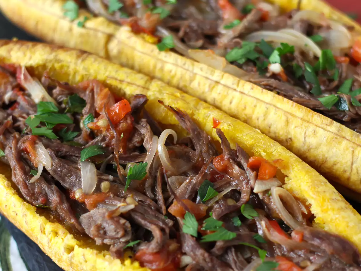 Плантани, пълнени с настъргано месо и настърган кашкавал - снимка 2