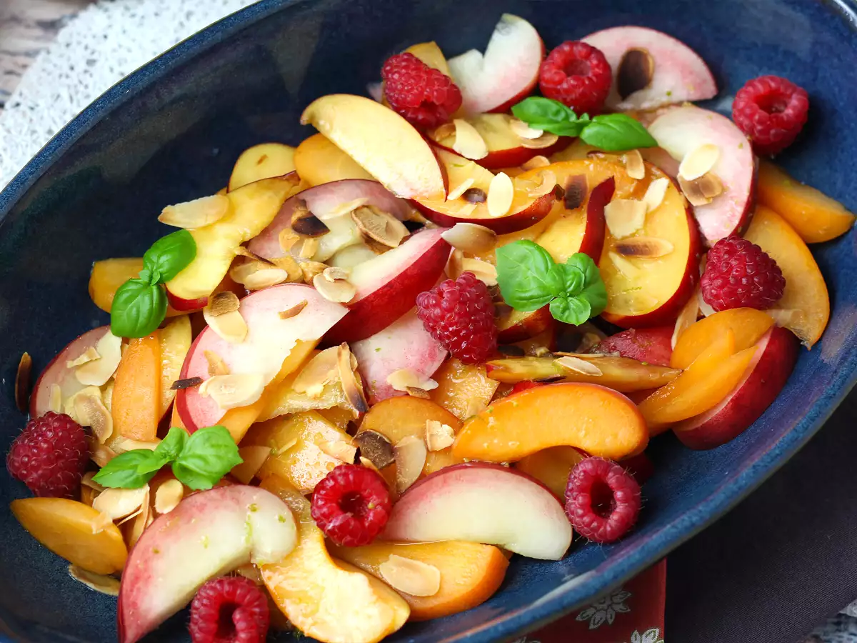 Плодова салата: праскови, кайсии, малини и други! - снимка 2