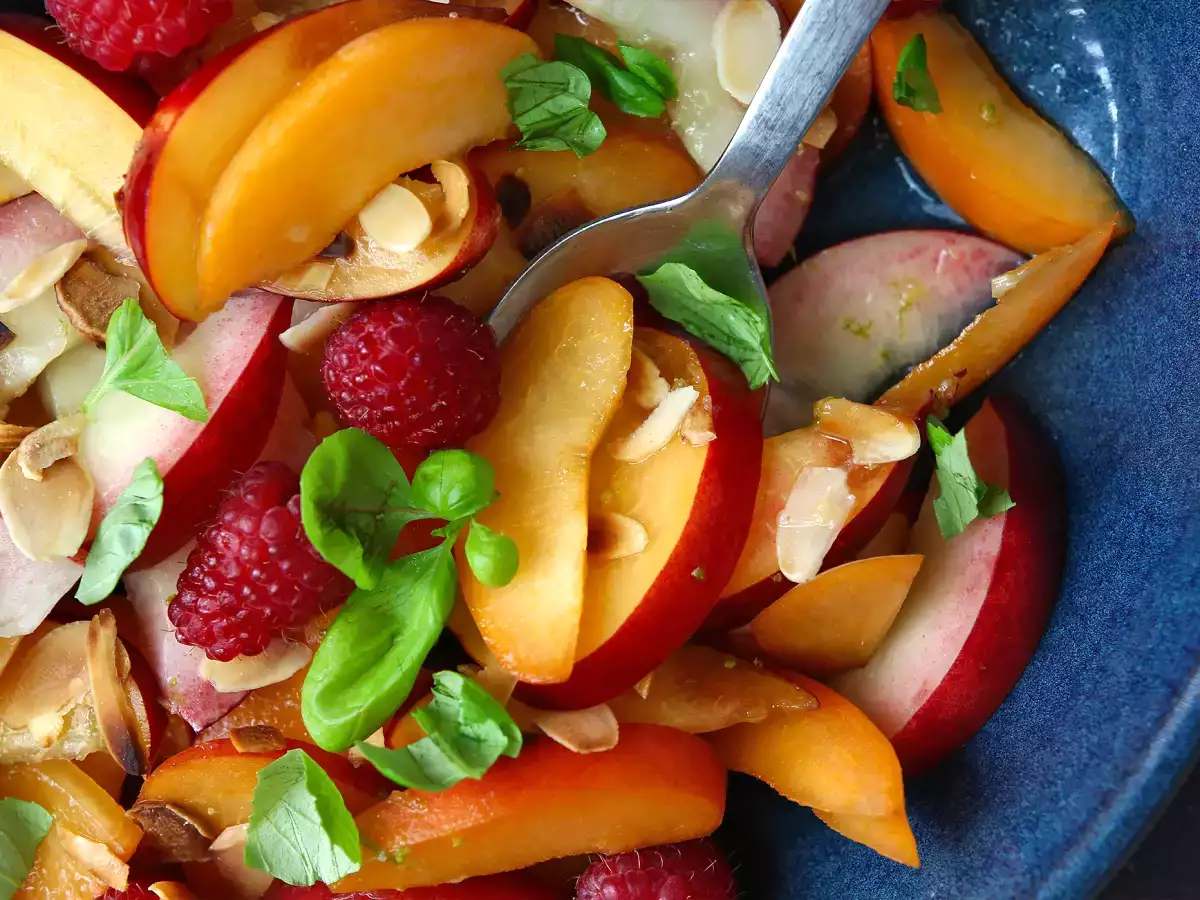 Плодова салата: праскови, кайсии, малини и други! - снимка 3