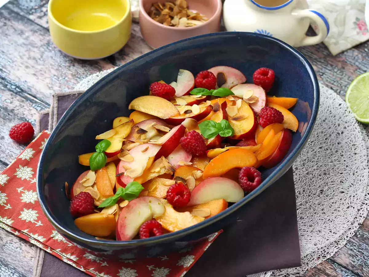 Плодова салата: праскови, кайсии, малини и други! - снимка 5