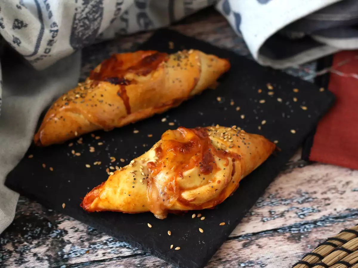 Рулца тип пица с пълнеж от домати, шунка и сос моцарела - снимка 3