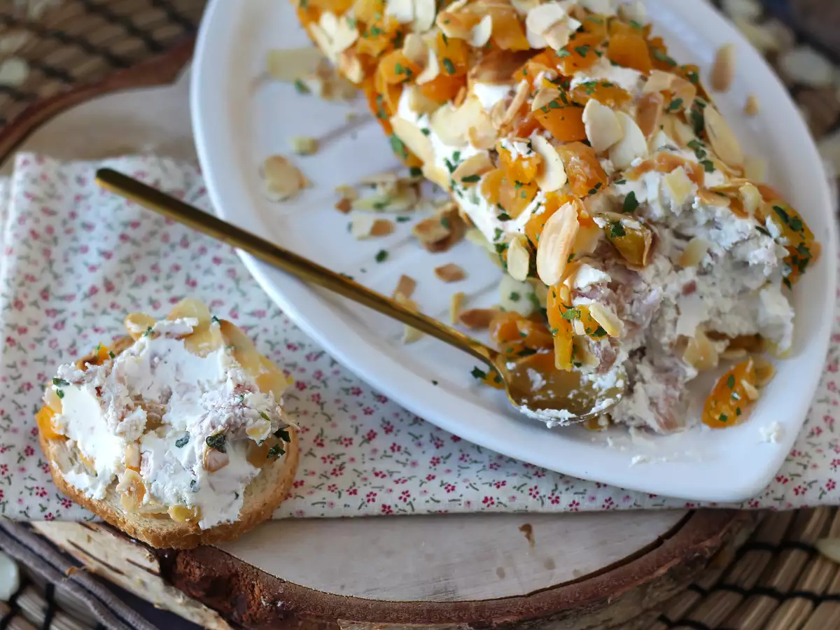 Салам от крема сирене с кайсии и бадеми: идеалното предястие за парти! - снимка 2