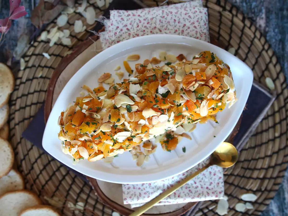 Салам от крема сирене с кайсии и бадеми: идеалното предястие за парти! - снимка 3