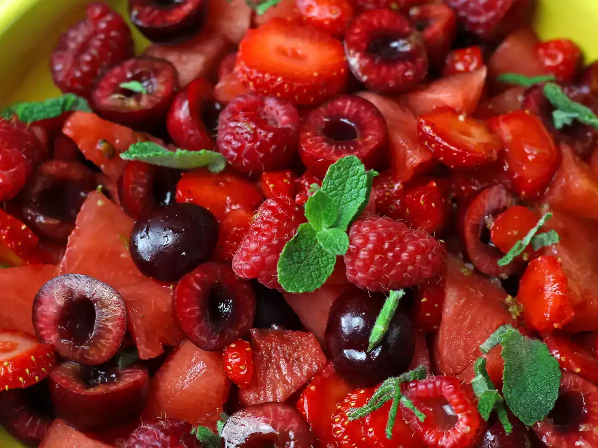 Салата от червени плодове: ягоди, малини, череши и диня, идеална за лятото! - снимка 5