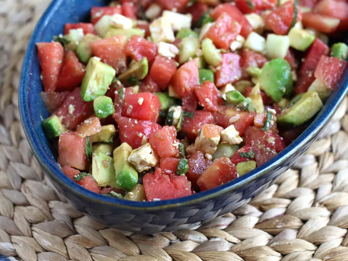 Салата от диня, фета, авокадо и краставици: изключително свежа! - снимка 2