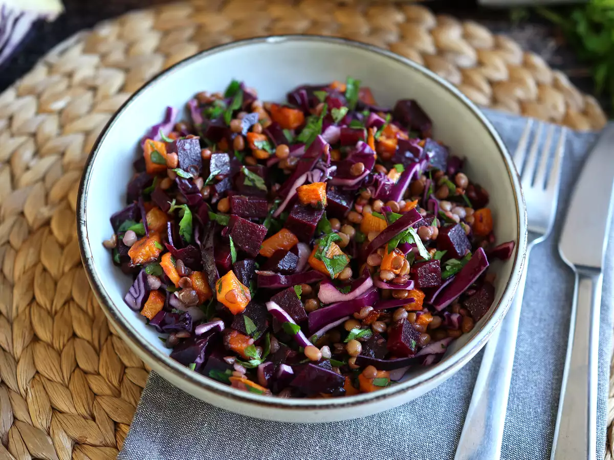 Салата от леща, маслодаен орех, червено зеле, червено цвекло и магданоз (идеална за есента/зимата) - снимка 2