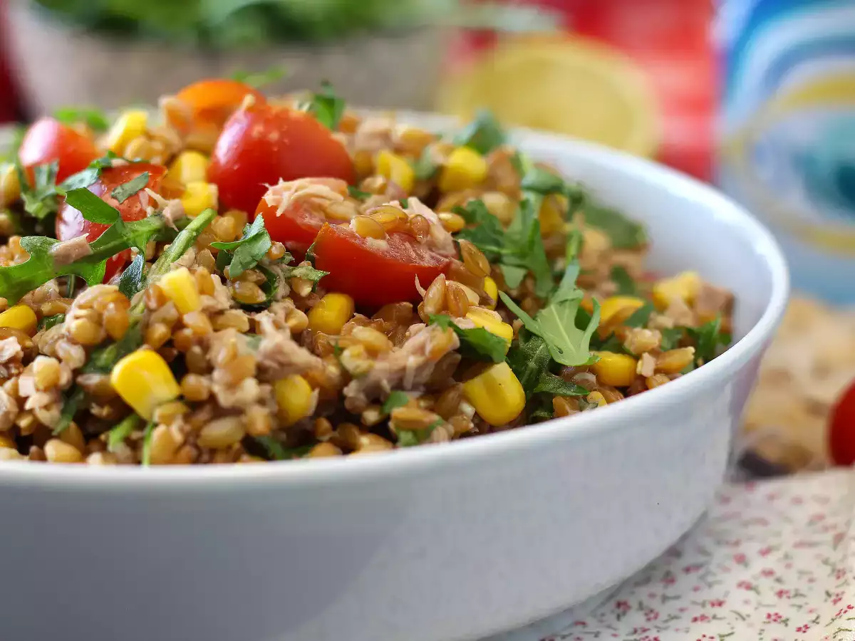 Салата от лимец и риба тон: лека, вкусна и перфектна целогодишна рецепта - снимка 2