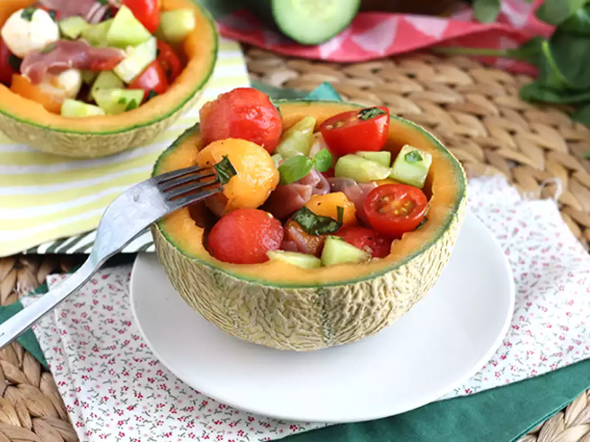 Салата от пъпеш върху пъпеш - снимка 3