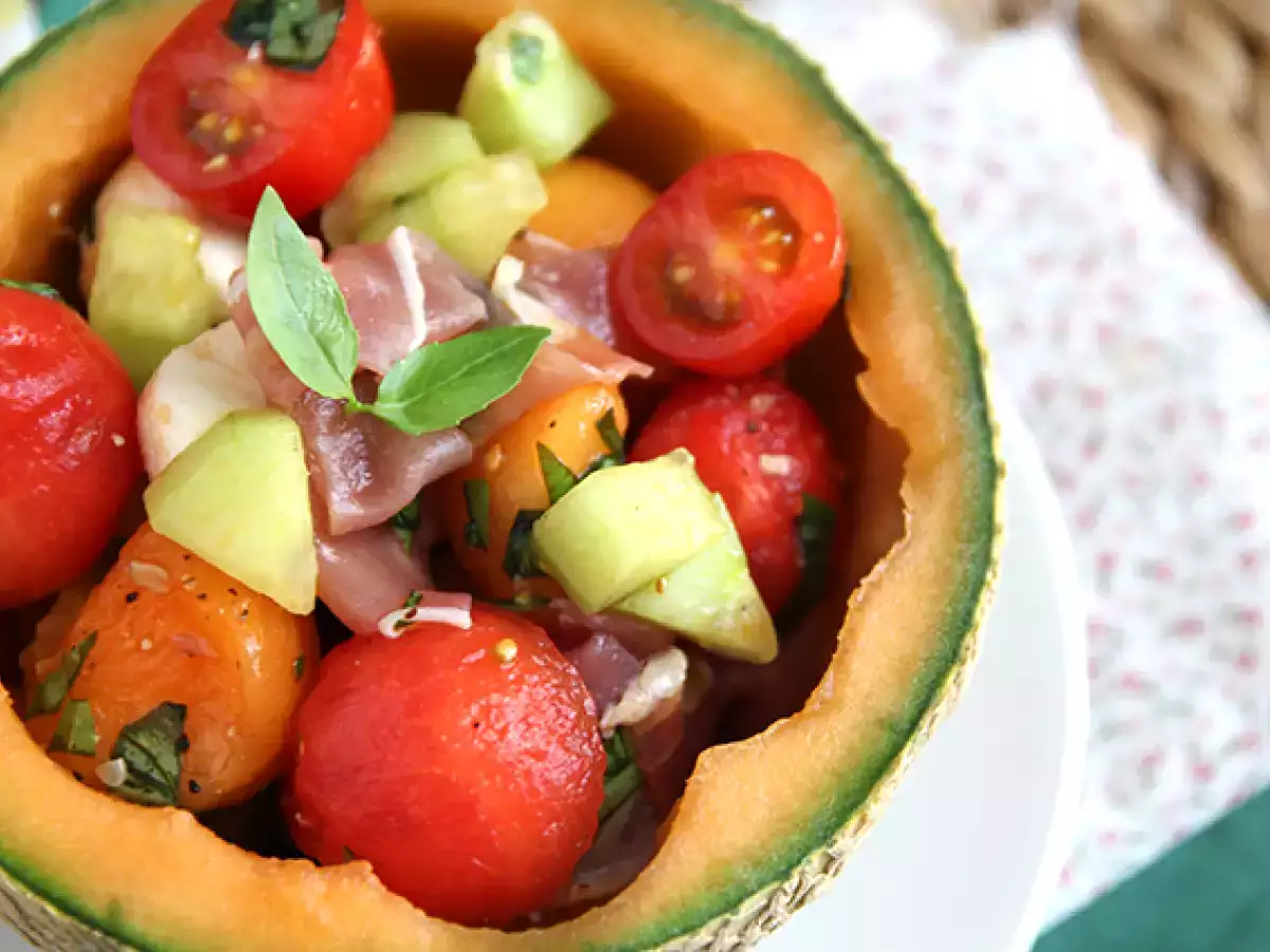 Салата от пъпеш върху пъпеш - снимка 5