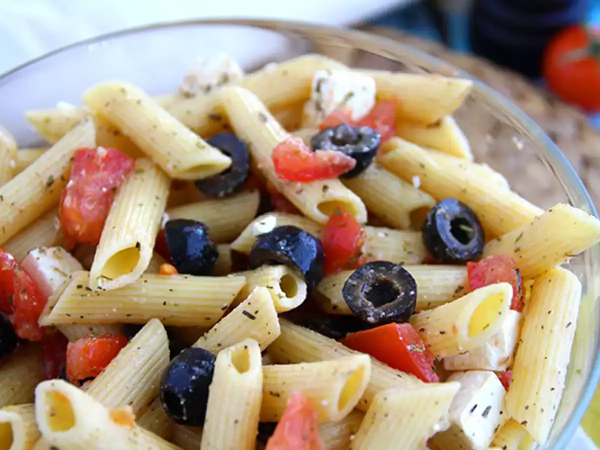 Салата от паста, домати, фета и маслини - снимка 2