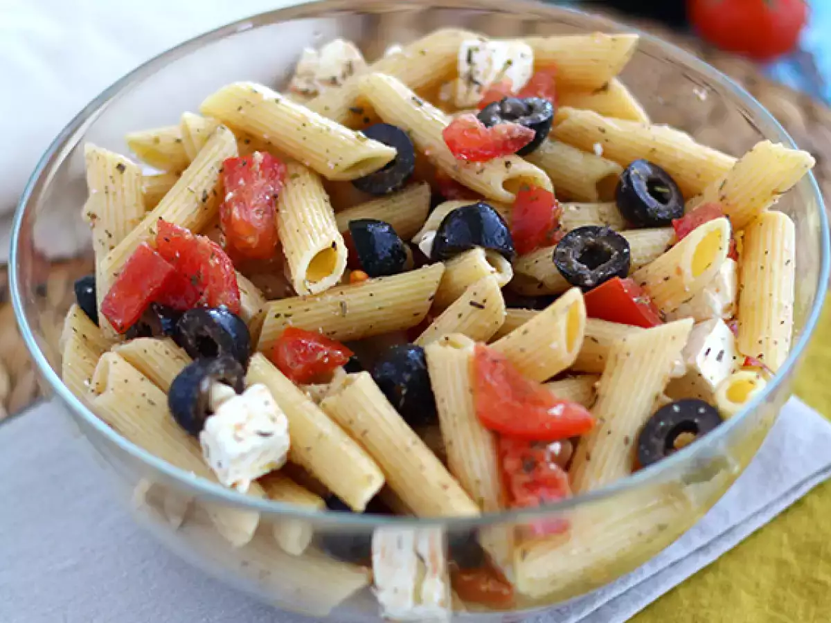 Салата от паста, домати, фета и маслини - снимка 4