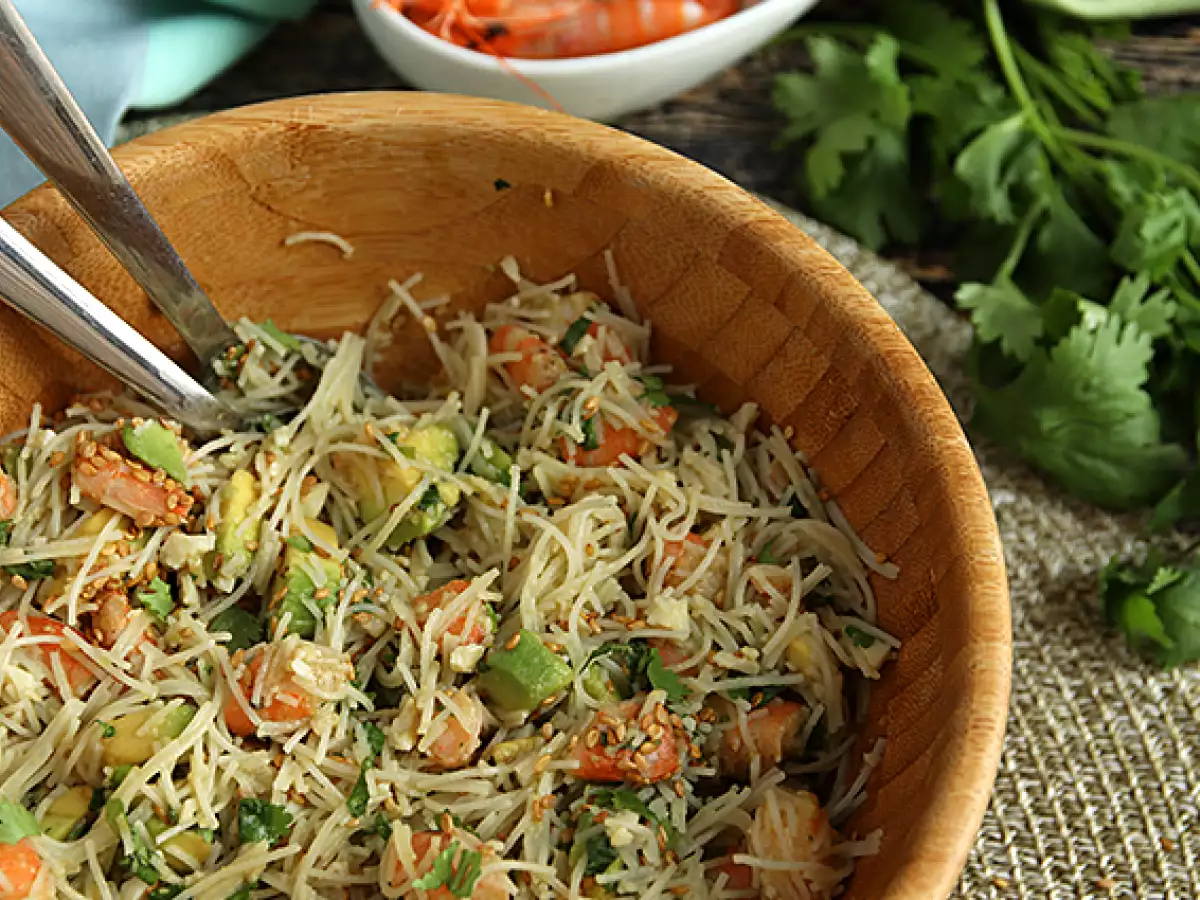 Салата от вермичели, скариди, авокадо, яйца и кориандър - снимка 2