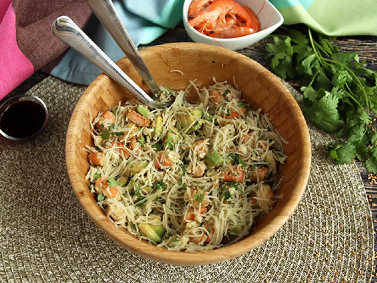 Салата от вермичели, скариди, авокадо, яйца и кориандър - снимка 4