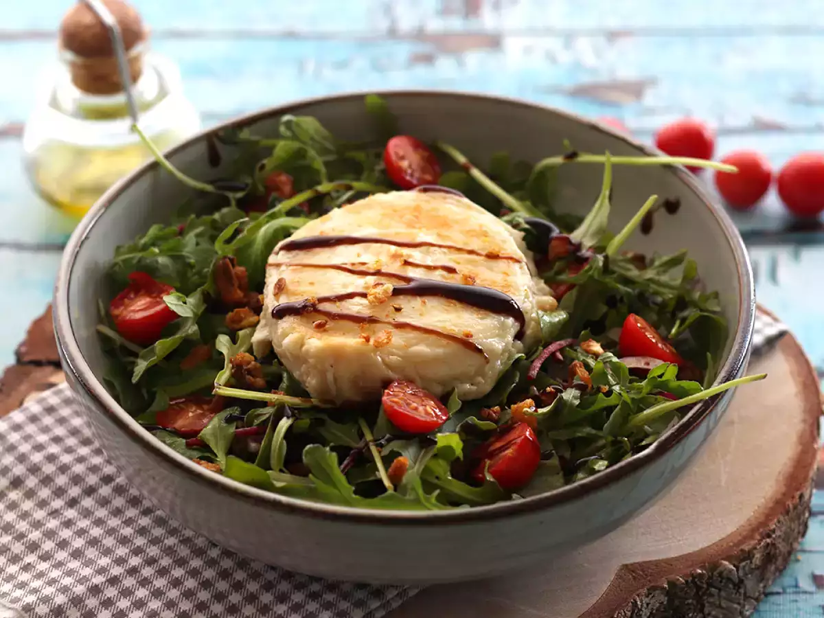 Салата с козе сирене