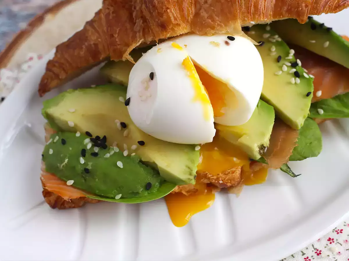 Сандвич с кроасан за късна закуска - снимка 3