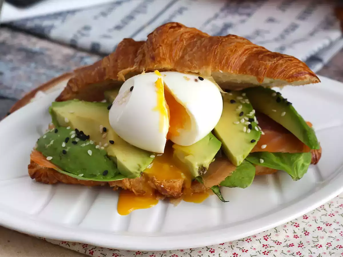 Сандвич с кроасан за късна закуска - снимка 5