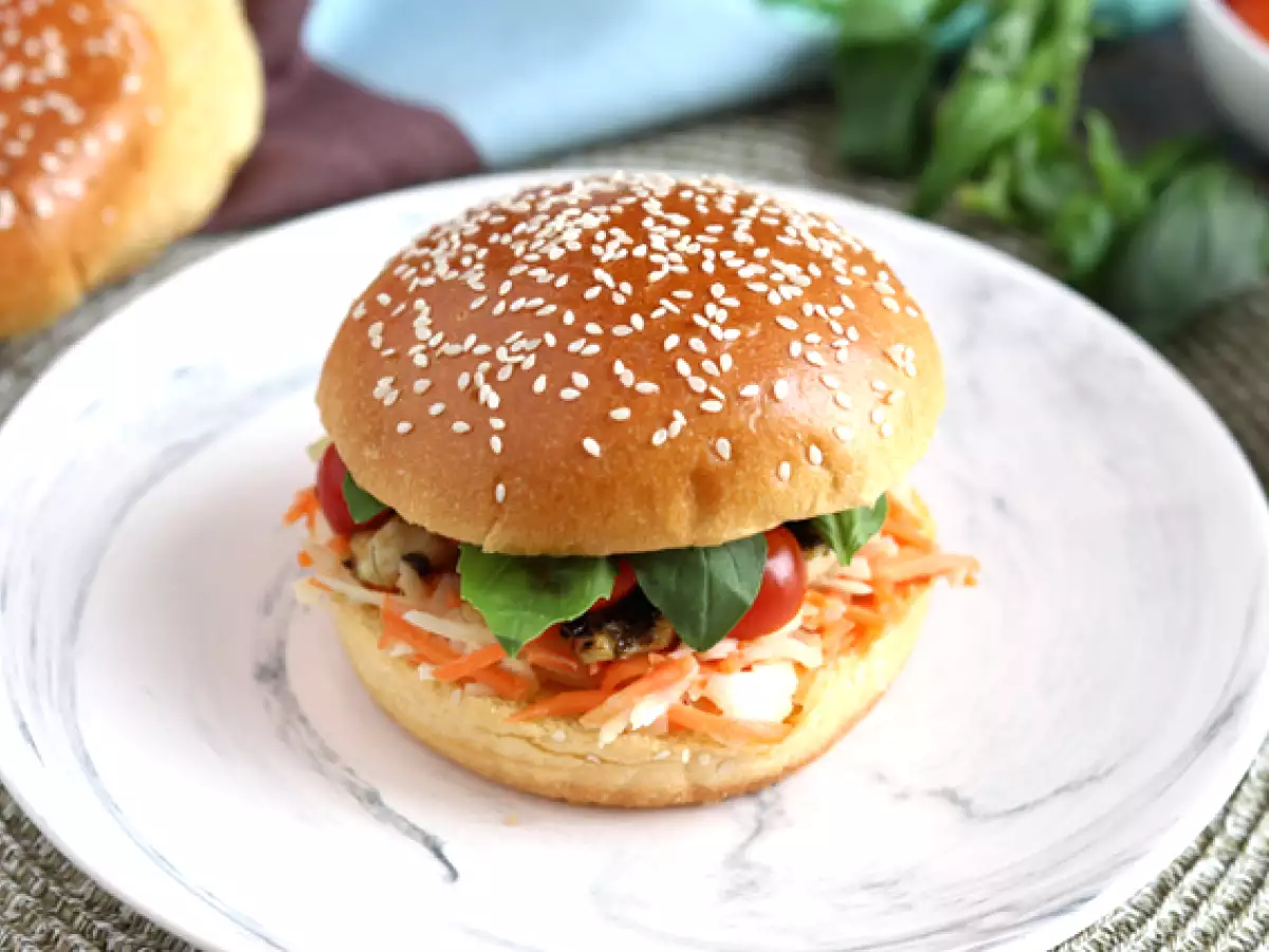 Сандвич с мариновано пилешко със зелева салата, домати и босилек - снимка 2