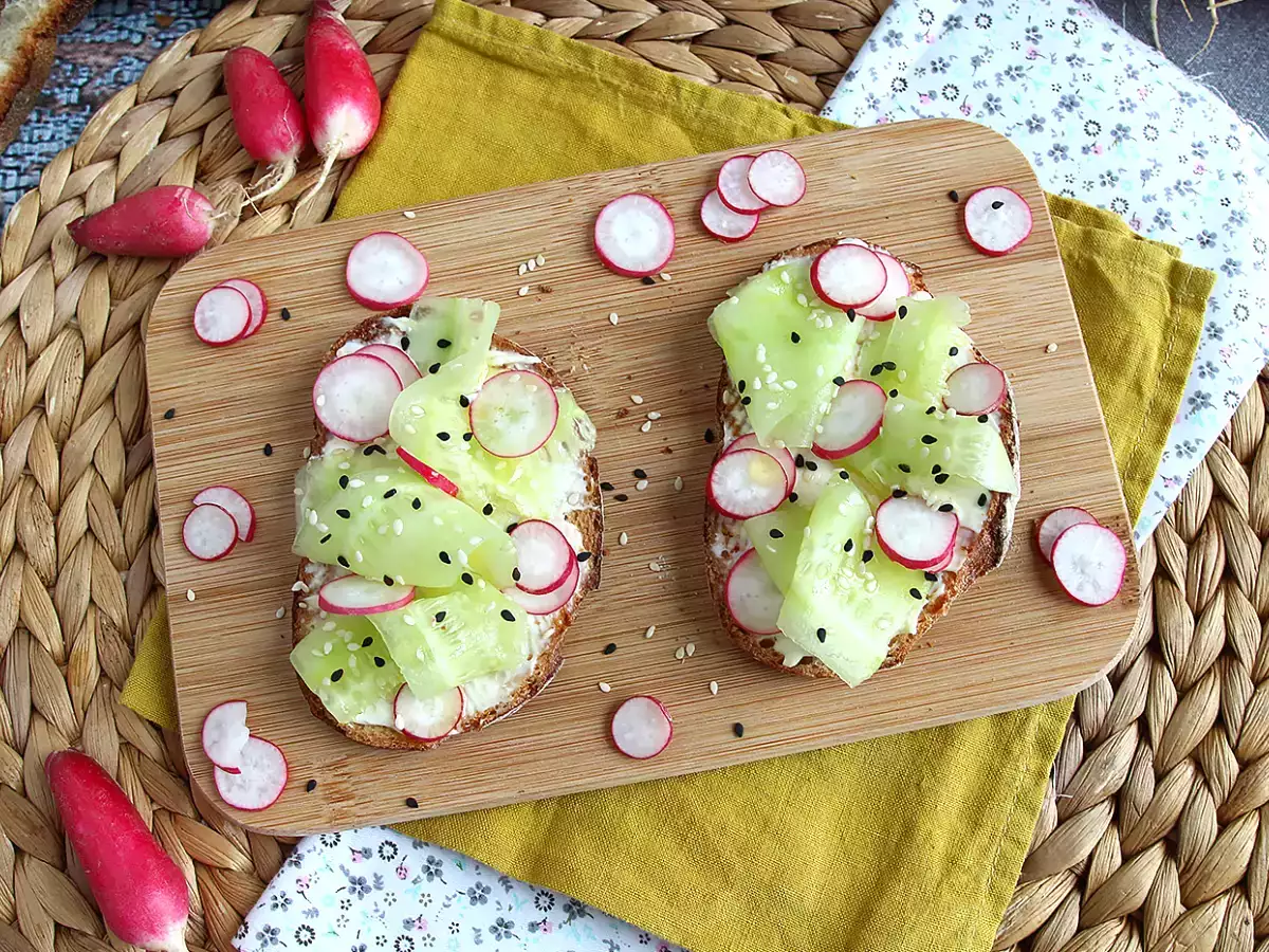 Сандвичи с краставици и репички с крема сирене - снимка 5