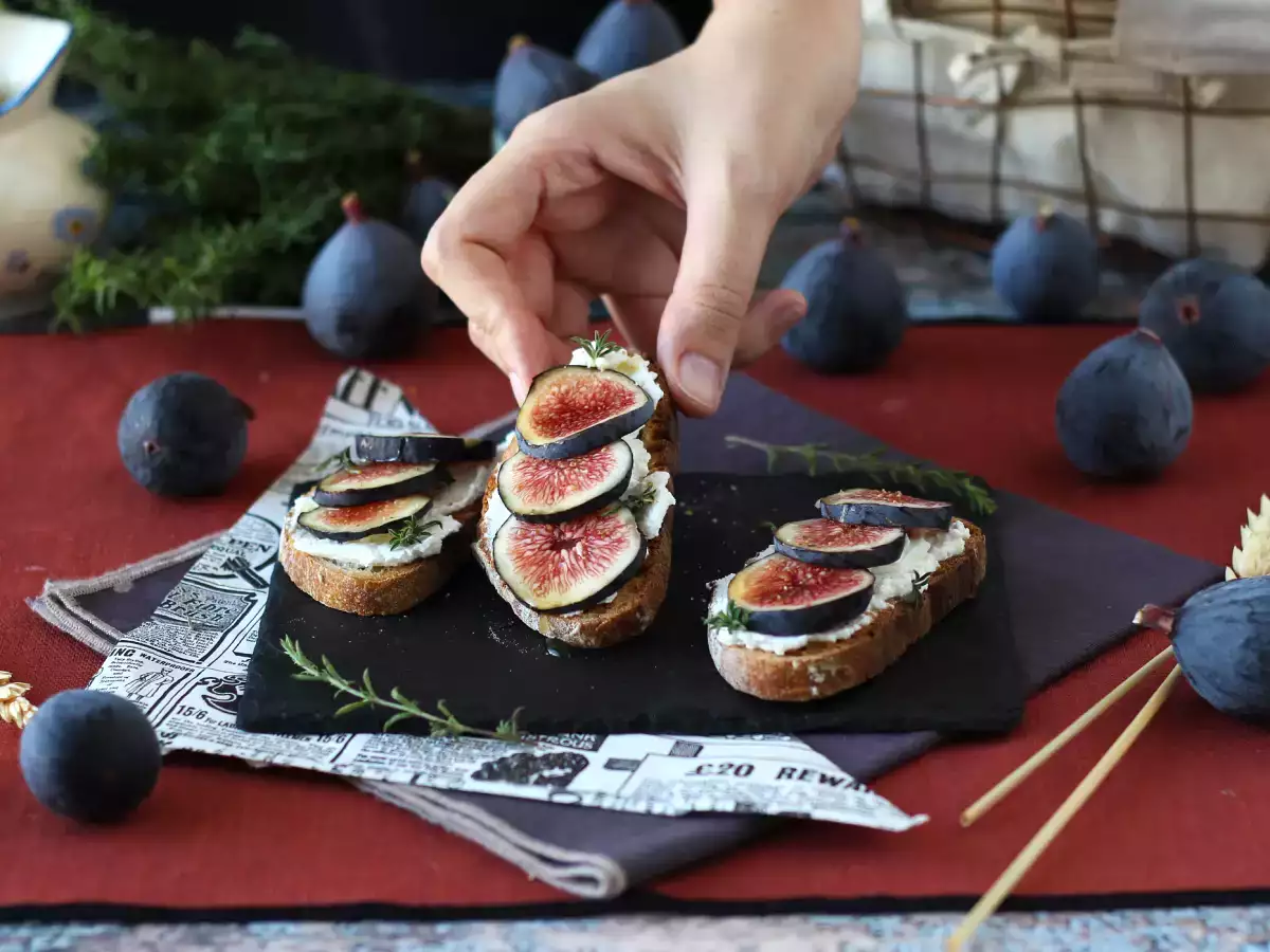 Сандвичи със смокини, прясно козе сирене, мед и розмарин - снимка 3