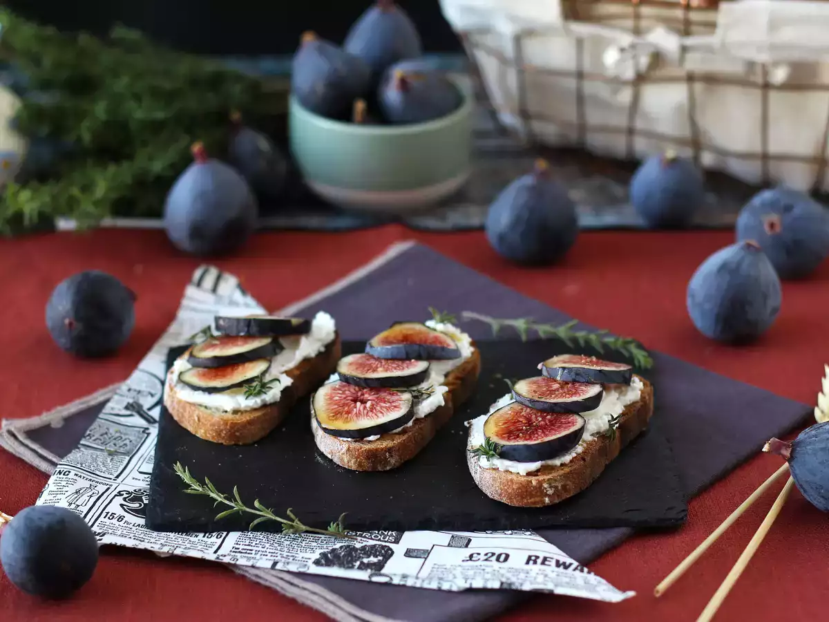 Сандвичи със смокини, прясно козе сирене, мед и розмарин - снимка 6