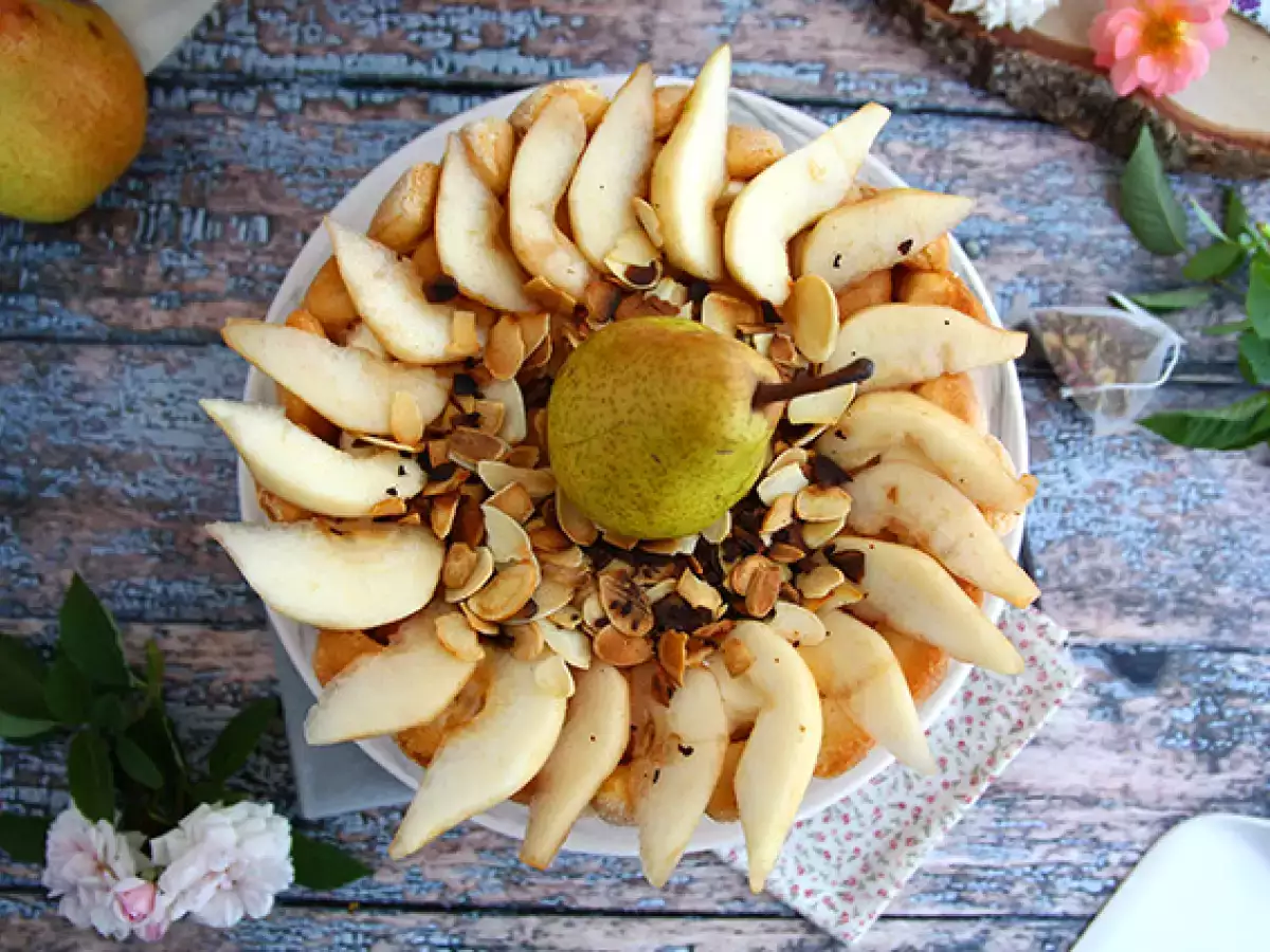 Шарлот с круши и препечени бадеми - снимка 2