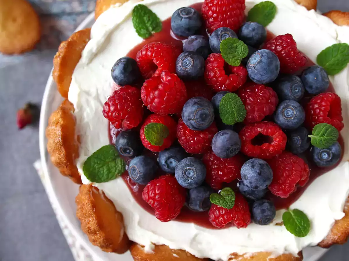 Шарлота с червени плодове и мадленки - снимка 2