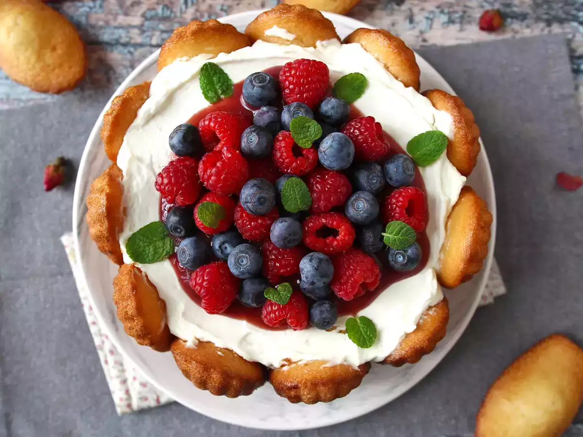 Шарлота с червени плодове и мадленки - снимка 5