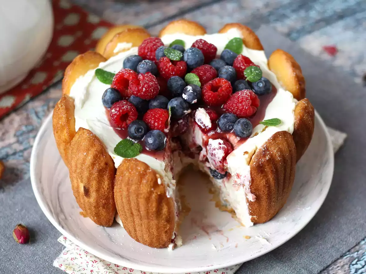 Шарлота с червени плодове и мадленки - снимка 8