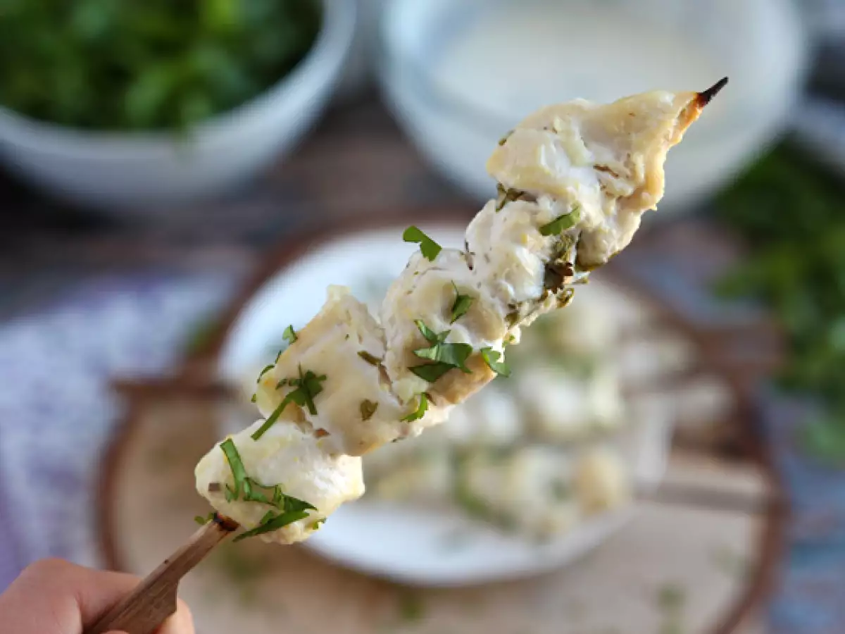 Шишчета от мариновано пилешко месо със сос от кисело мляко и лимон - снимка 2