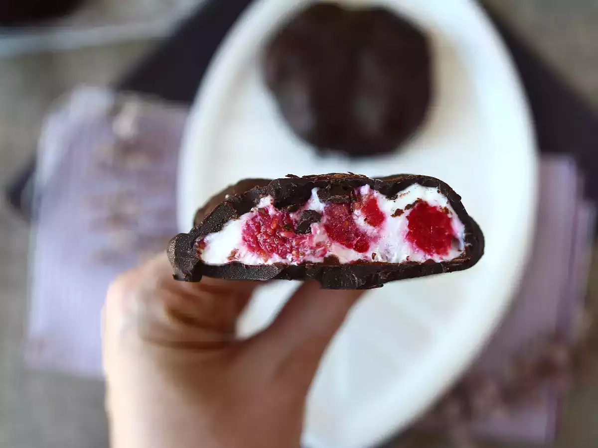 Скайр, малини и шоколадов сладолед. Здравословната закуска за слънчевите дни! - снимка 2