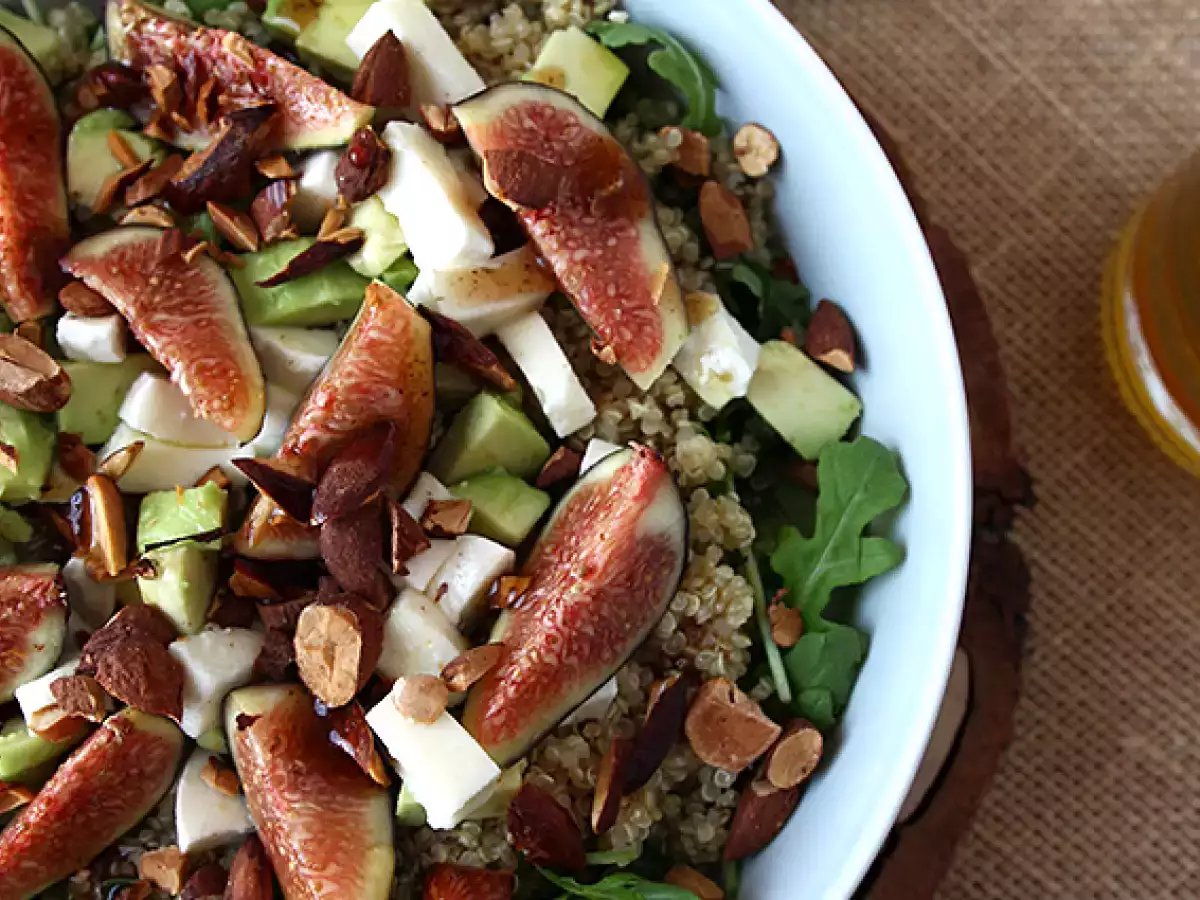 Сладко-кисела салата със смокини, рукола, киноа, моцарела и авокадо - снимка 2