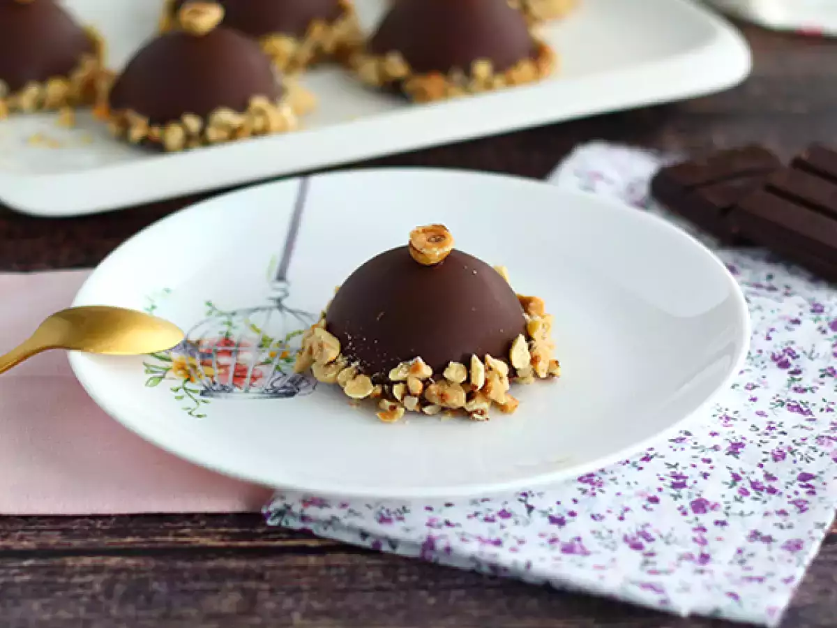 Шоколадови куполи тип Ferrero Rocher