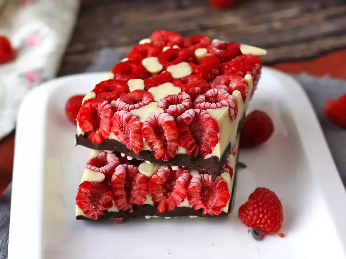 Шоколадово блокче в стил Franui с малини, бял и черен шоколад! - снимка 6