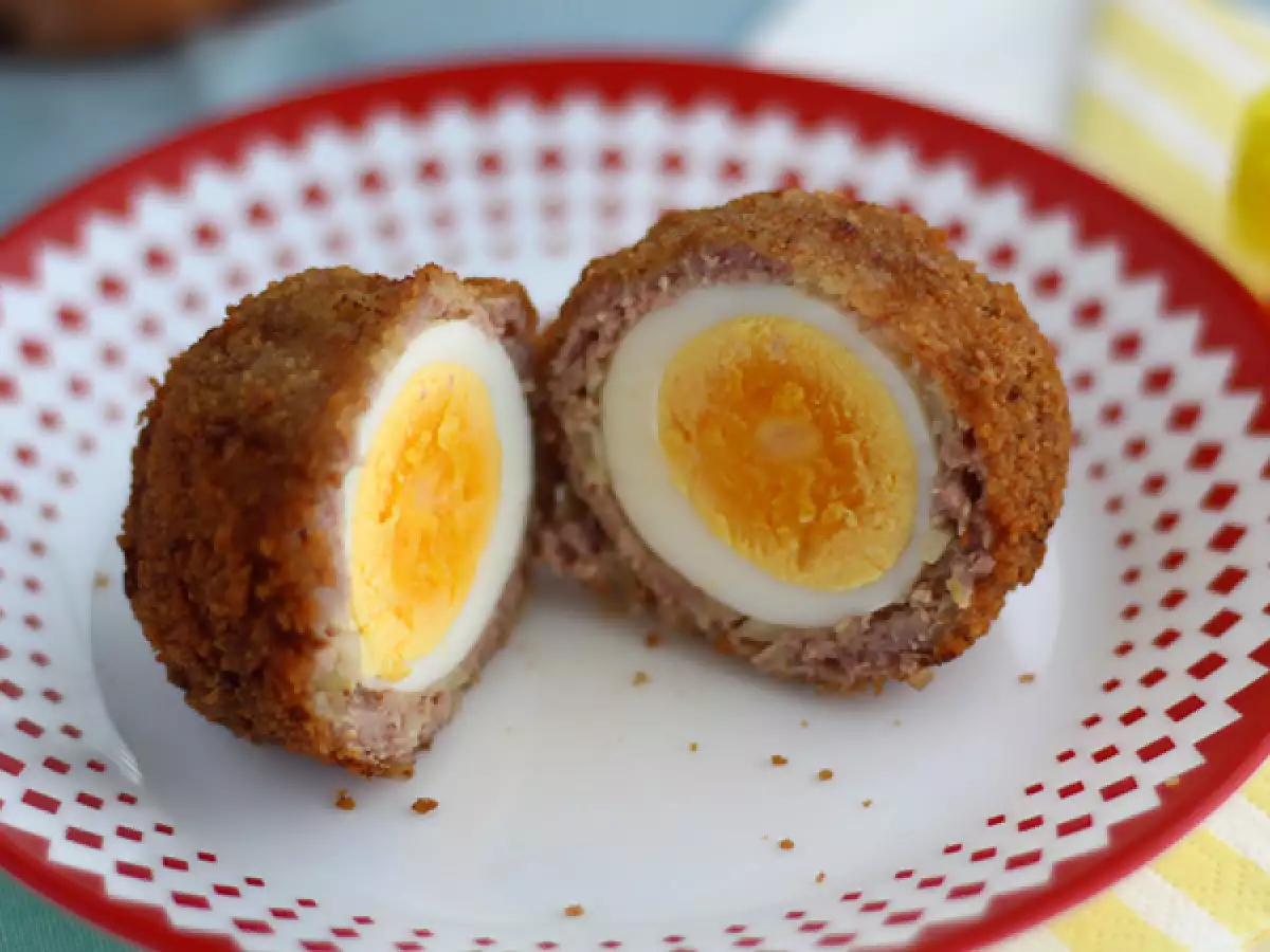 Шотландски яйца (Scotch eggs) – яйца, обвити в кайма и панирани - снимка 2