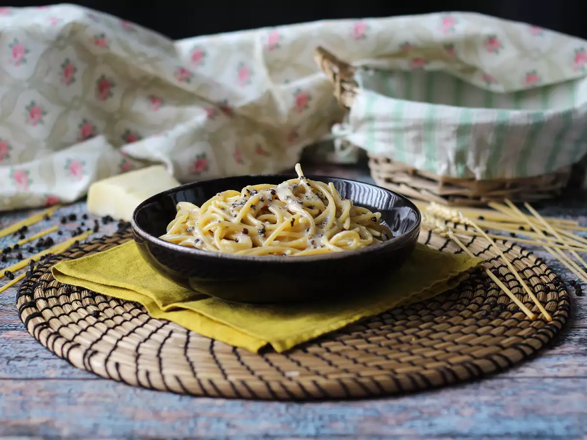 Спагети cacio e pepe: 3 съставки и експлозия от вкус! - снимка 2