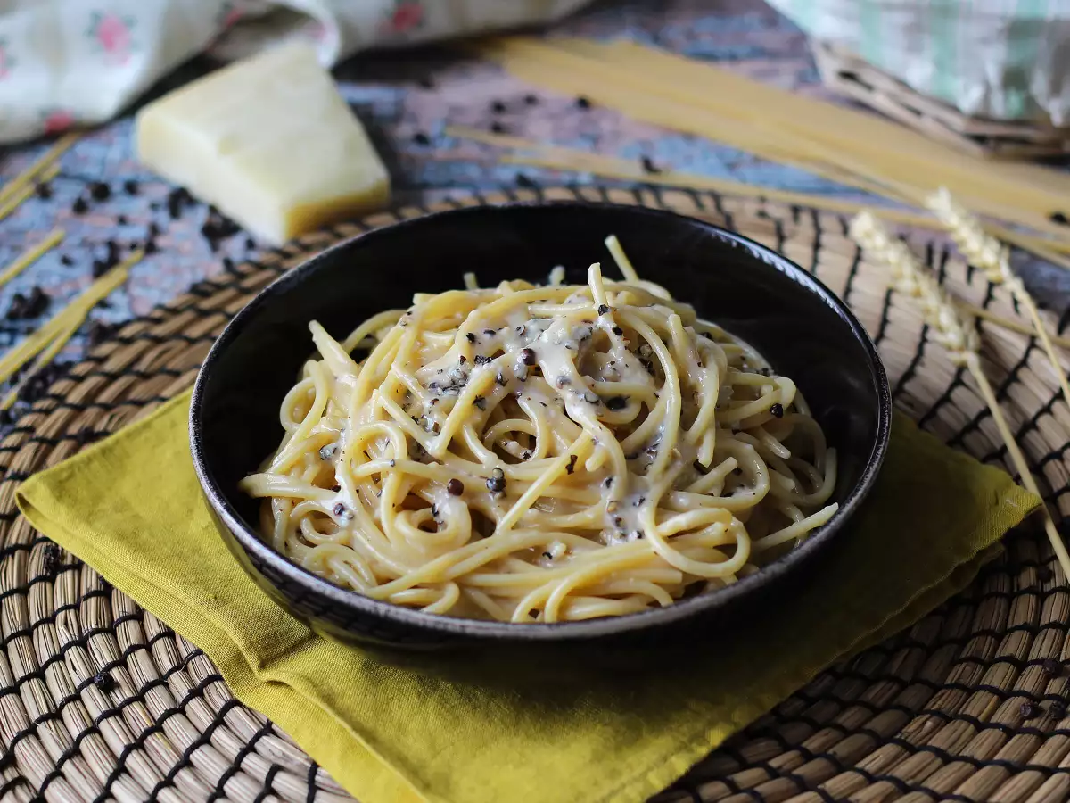 Спагети cacio e pepe: 3 съставки и експлозия от вкус! - снимка 5