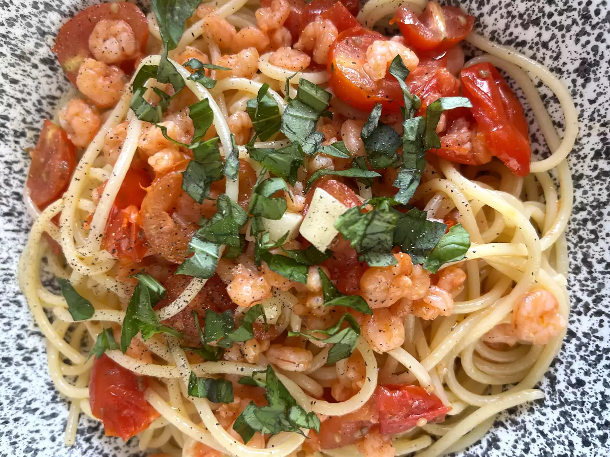 Спагети със скариди и чери домати – бърза рецепта за вкусно основно ястие - снимка 2