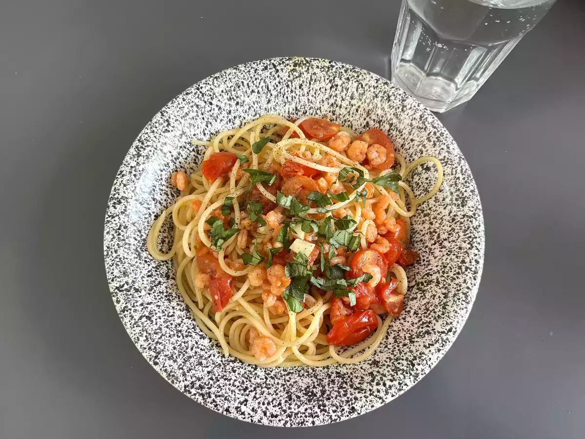 Спагети със скариди и чери домати – бърза рецепта за вкусно основно ястие - снимка 3