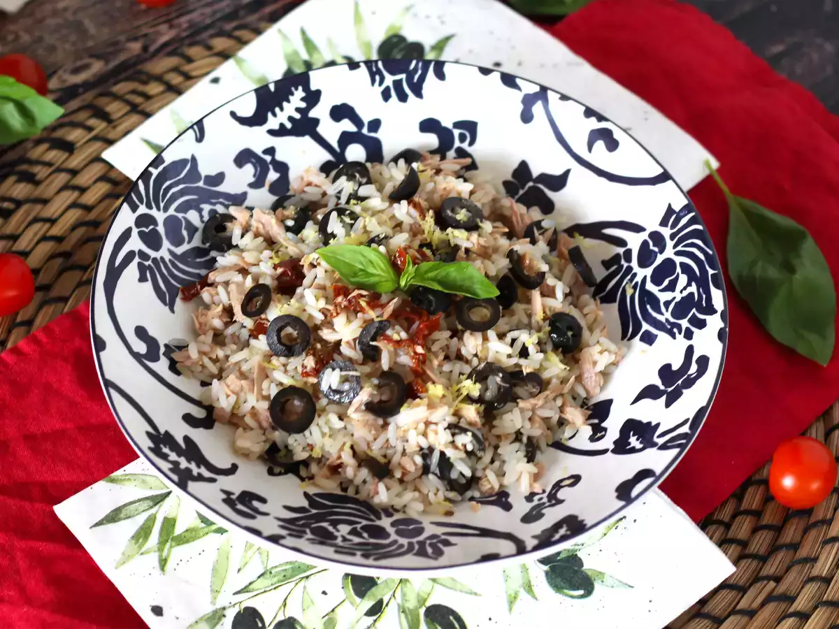 Средиземноморска салата с ориз: риба тон, маслини, сушени домати и лимон - снимка 2