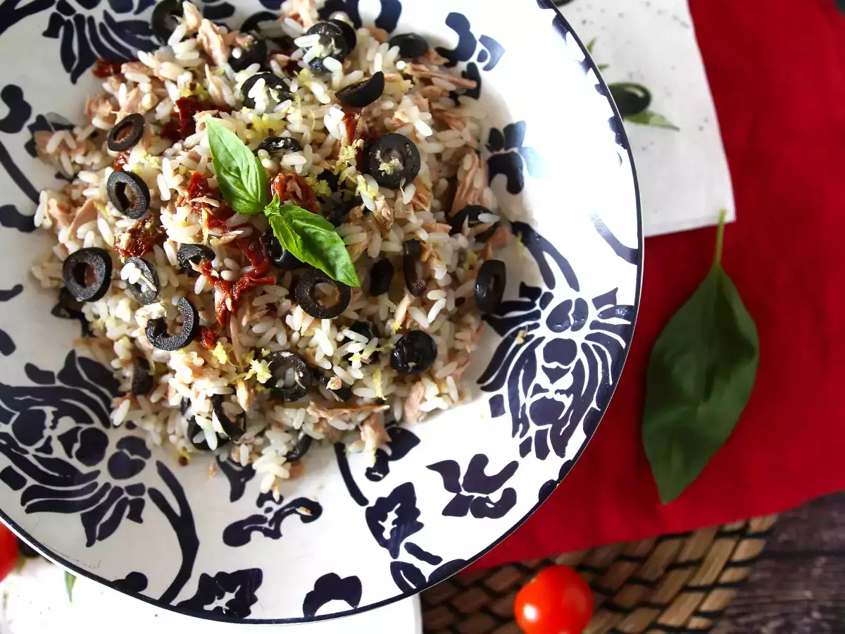 Средиземноморска салата с ориз: риба тон, маслини, сушени домати и лимон - снимка 3