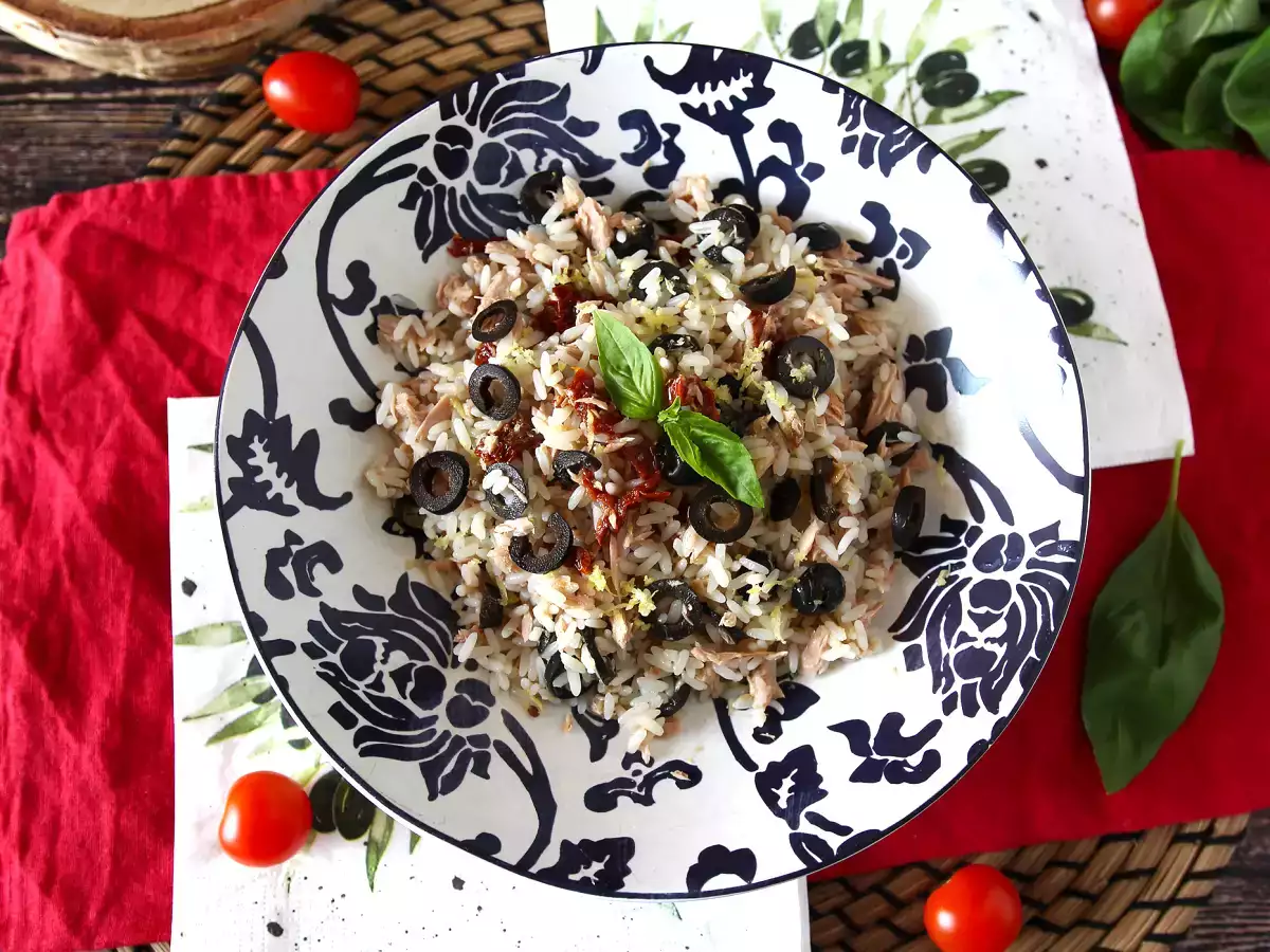 Средиземноморска салата с ориз: риба тон, маслини, сушени домати и лимон - снимка 4