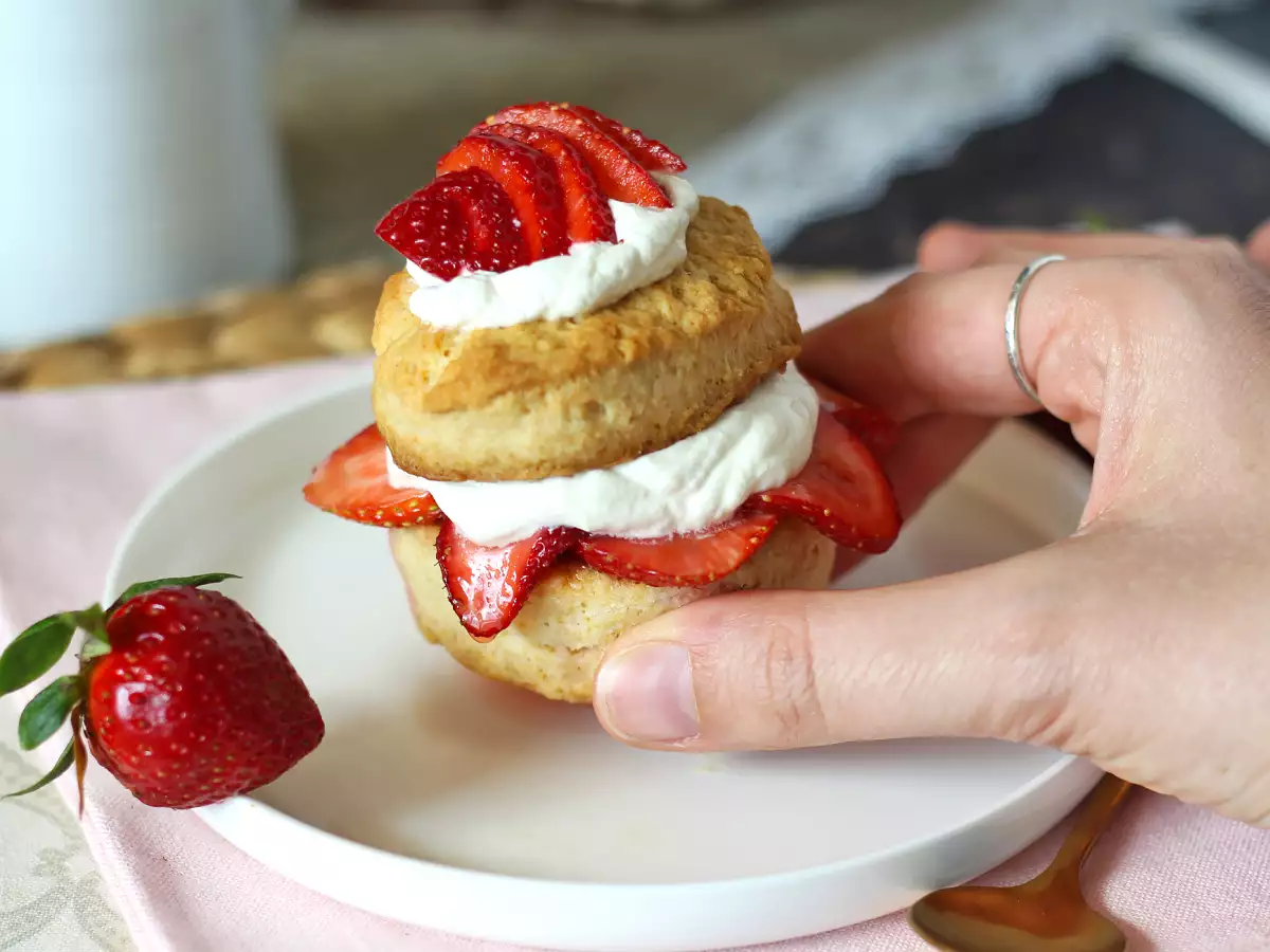 Strawberry shortcake – американският десерт с ягоди и сметана, който винаги се получава - снимка 2